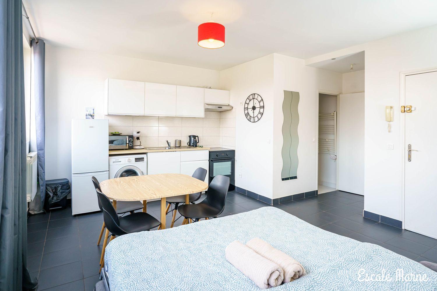 Escale-Marne Fr - 202 - Free Parking - Free Luggage Storage - All Equipped - Linen Included - Washing Machine - 10Mn Walk Metro 8 - Rer A - Panoramic View - From 1 To 14 Guests Maisons-Alfort Bilik gambar